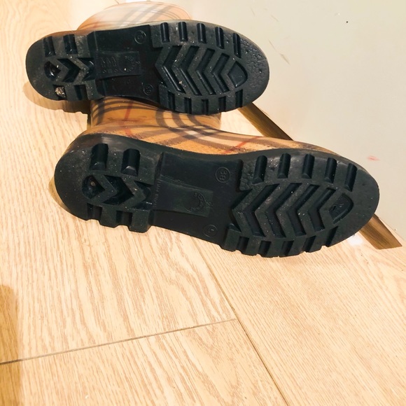 Burberry rain boots - Picture 4 of 4